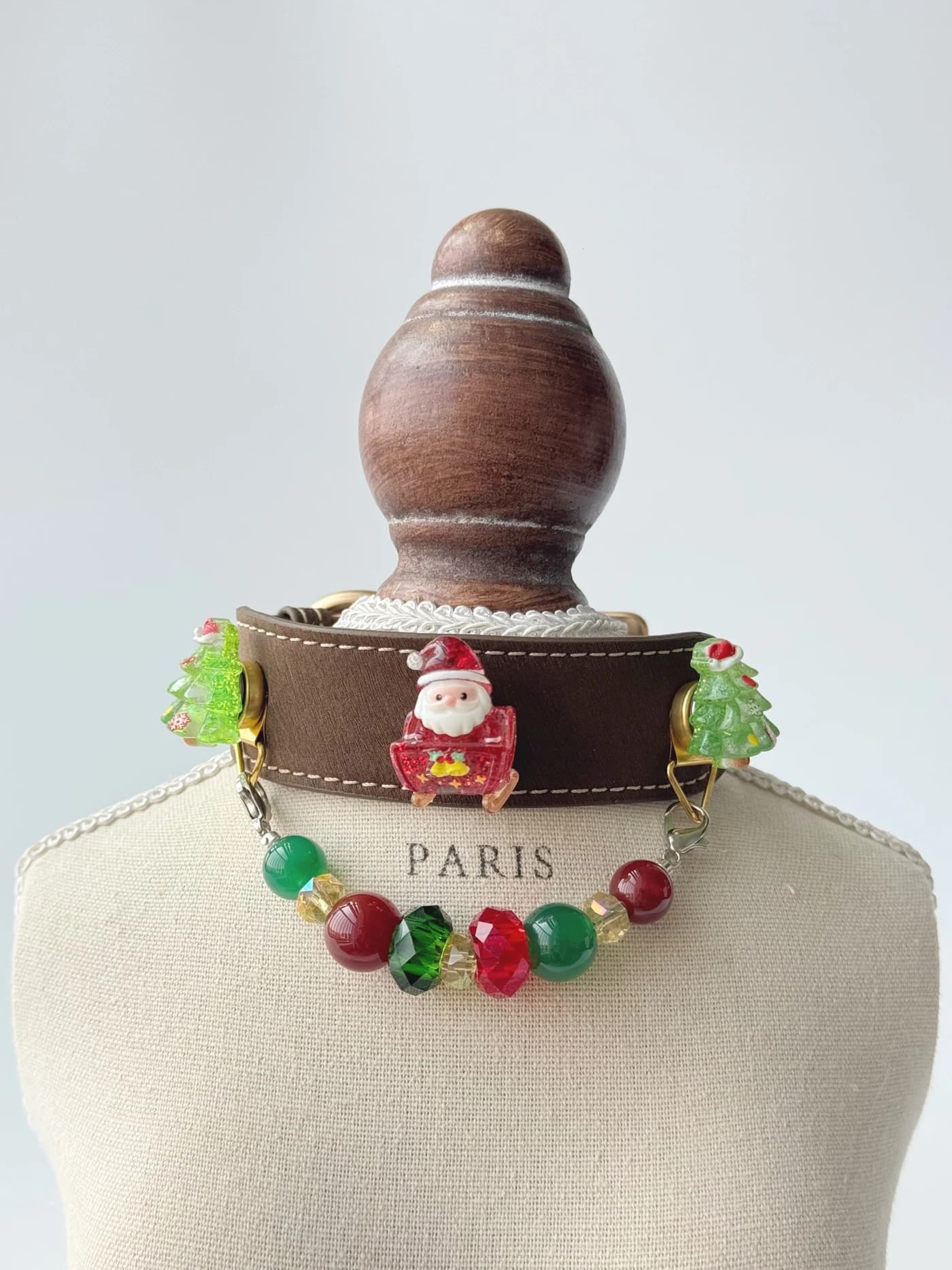Festliches-Weihnachtsmann-Halsband
