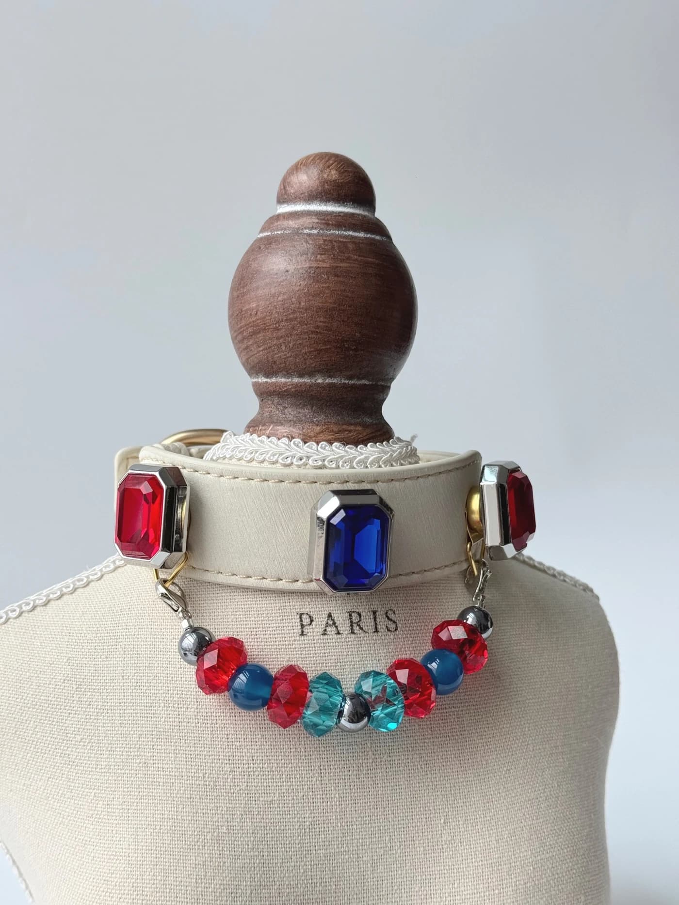Saphir-Scharlach-Halsband · Elfenbein