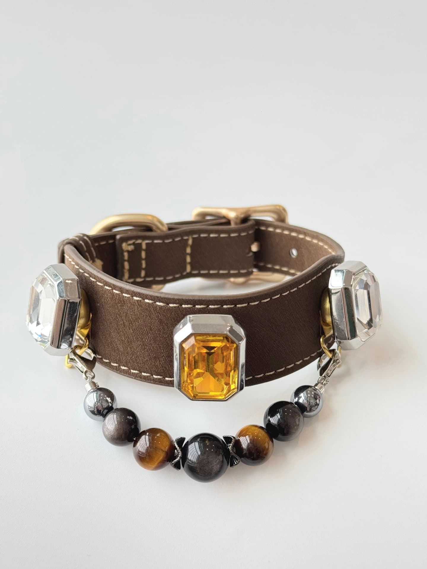 Silberobsidian-Halsband an einem Haustier
