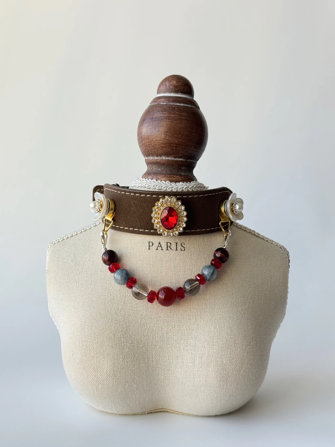 Braunes Red Agate and Blue Stone Halsband mit rotem ovalem Ornament, weißen Blüten sowie roten und blauen Perlen